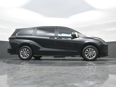 Used 2024 Toyota Sienna LE image 33
