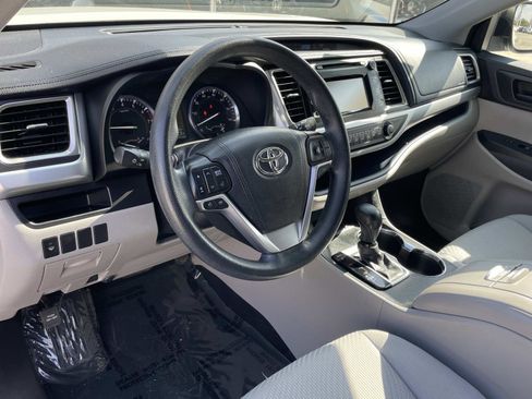 Used 2016 Toyota Highlander LE image 2