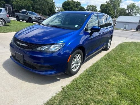Used 2021 Chrysler Voyager LX FWD image 1