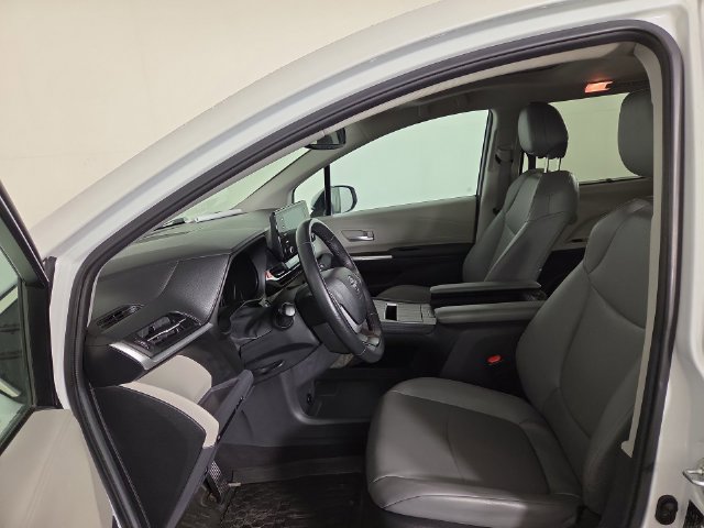 Used 2024 Toyota Sienna XLE FWD image 12