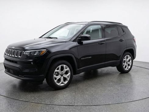 Used 2025 Jeep Compass Latitude AWD/4WD image 3