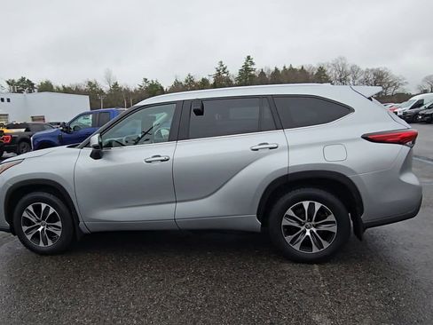 Used 2022 Toyota Highlander XLE AWD/4WD image 17