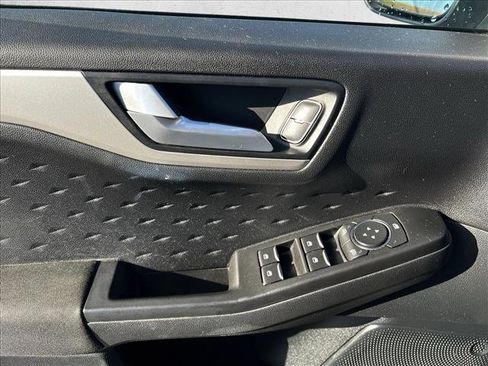 Used 2020 Ford Escape SE image 11