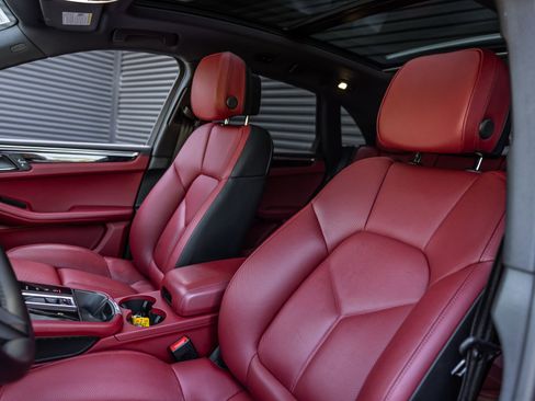 Certified 2023 Porsche Macan AWD/4WD image 5