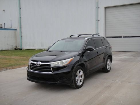 Used 2016 Toyota Highlander Limited FWD image 2