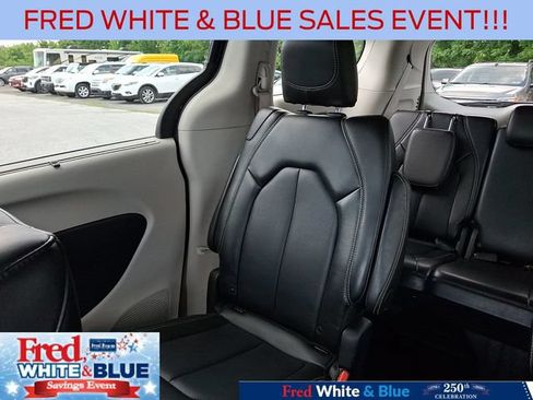 Used 2024 Chrysler Pacifica Touring-L FWD image 18