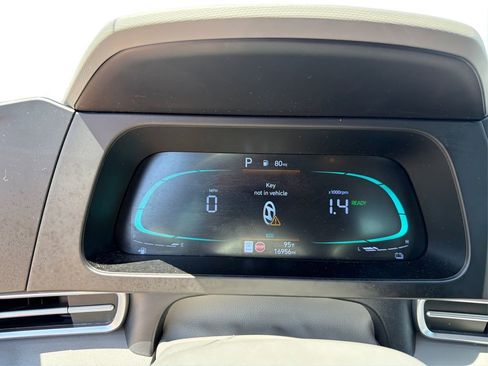 Used 2026 Hyundai Elantra Hybrid FWD image 16