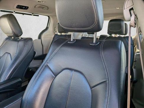 Used 2022 Chrysler Pacifica Touring-L image 15