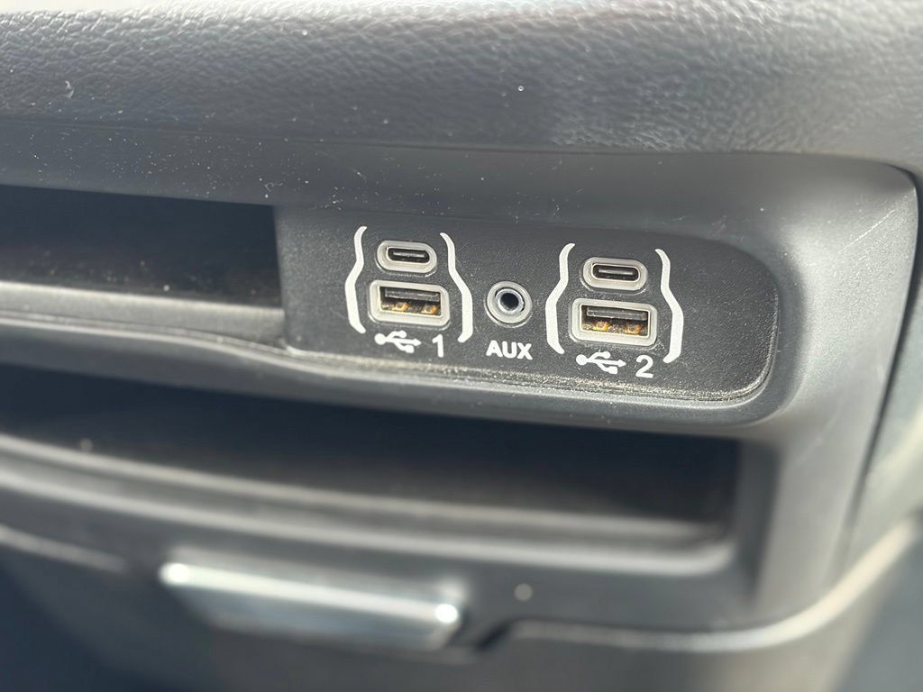 Certified 2025 Chrysler Pacifica Select FWD image 28