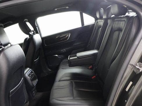 Used 2017 Lincoln Continental Select image 20