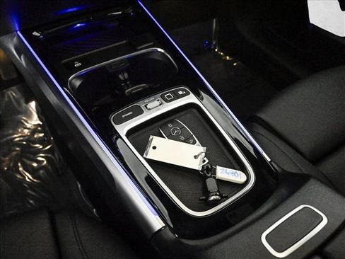 Used 2025 Mercedes-Benz GLB 250 4MATIC image 13