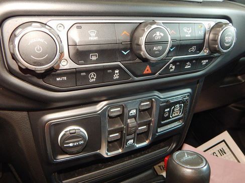 Used 2023 Jeep Gladiator Overland image 21