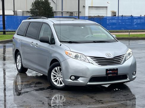 Used 2014 Toyota Sienna XLE FWD image 5