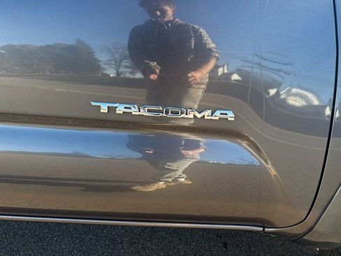 Used 2017 Toyota Tacoma SR5 image 10