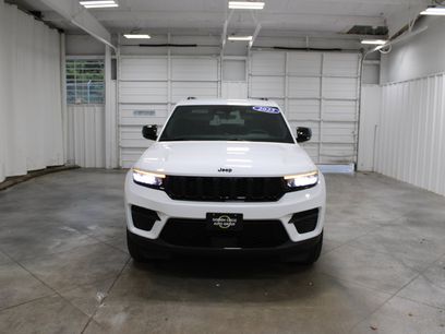 Used 2025 Jeep Grand Cherokee Altitude