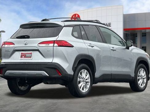 Used 2025 Toyota Corolla Cross LE image 4