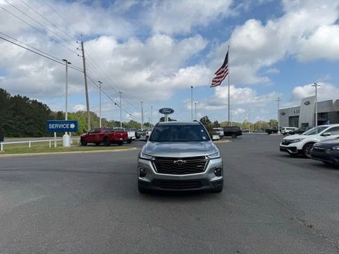 Used 2023 Chevrolet Traverse RS FWD image 2