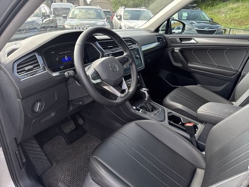 Used 2024 Volkswagen Tiguan SE FWD image 23