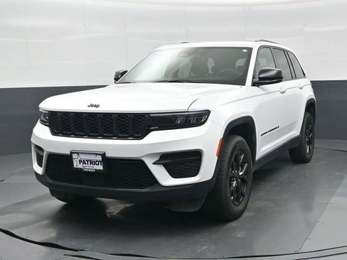 Used 2025 Jeep Grand Cherokee Altitude AWD/4WD image 11