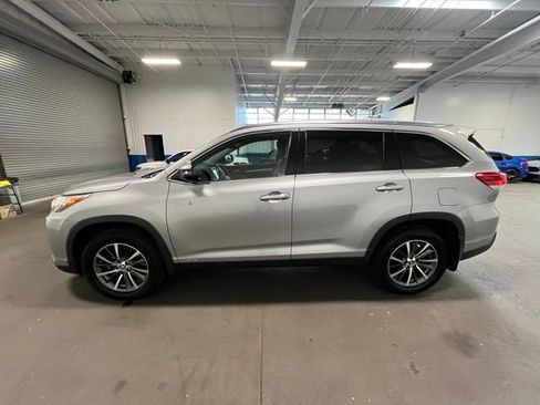 Used 2019 Toyota Highlander XLE AWD/4WD image 6