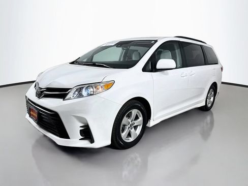 Certified 2018 Toyota Sienna LE FWD image 3