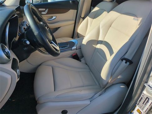 Used 2021 Mercedes-Benz GLC 300 4MATIC image 11