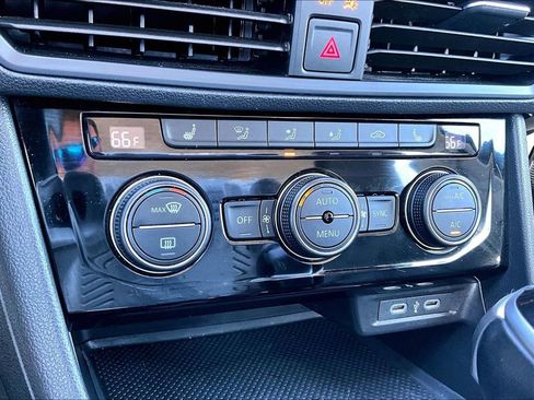 Used 2024 Volkswagen Jetta SE image 31