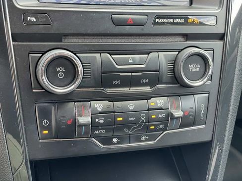 Used 2017 Ford Explorer XLT w/ Equipment Group 202A FWD image 16