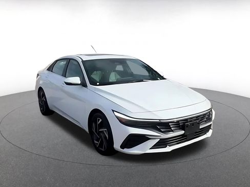 Used 2025 Hyundai Elantra Limited image 3