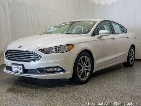 Used 2017 Ford Fusion SE w/ Equipment Group 201A FWD image 2
