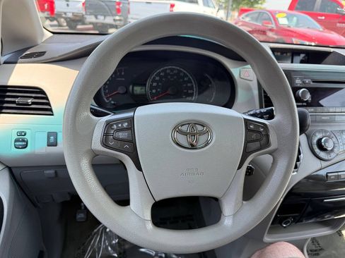 Used 2011 Toyota Sienna LE w/ Towing Pkg FWD image 12