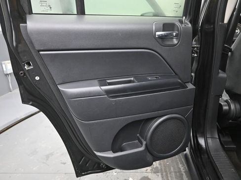 Used 2016 Jeep Patriot Latitude w/ Sun/Sound Group image 14