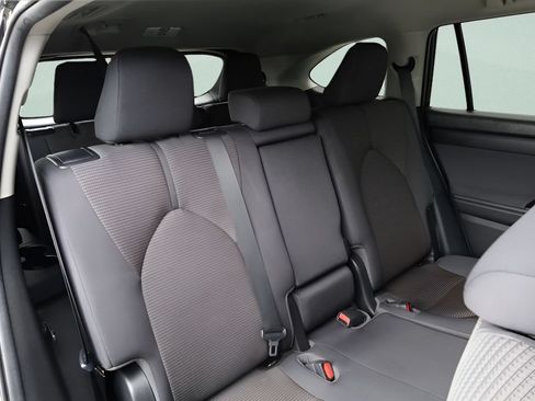 Used 2023 Toyota Highlander LE AWD/4WD image 27