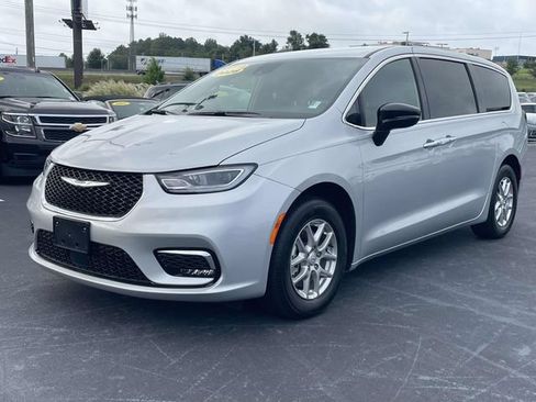 Used 2026 Chrysler Pacifica Select FWD image 3