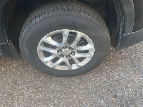 Used 2021 Chevrolet Traverse LS image 4