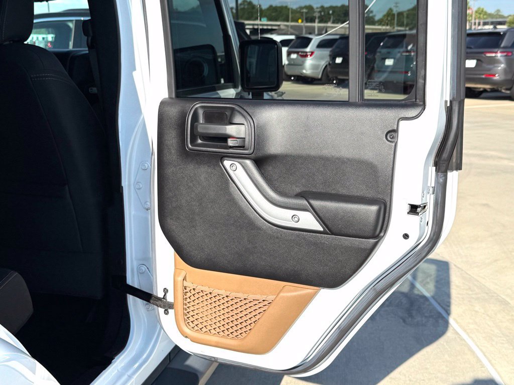 Used 2016 Jeep Wrangler Unlimited Sahara w/ Connectivity Group AWD/4WD image 21