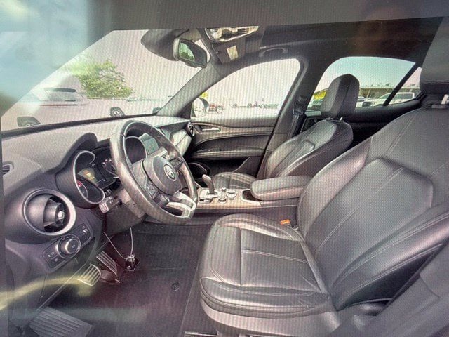 Used 2023 Alfa Romeo Stelvio Ti AWD/4WD image 6