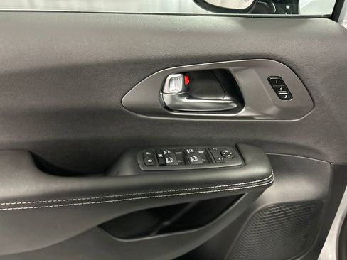 New 2026 Chrysler Pacifica Select image 12
