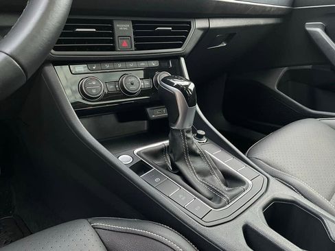 Certified 2023 Volkswagen Jetta SE w/ Panoramic Sunroof Package image 18