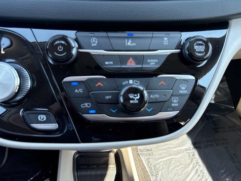 Used 2022 Chrysler Pacifica Touring-L FWD image 21
