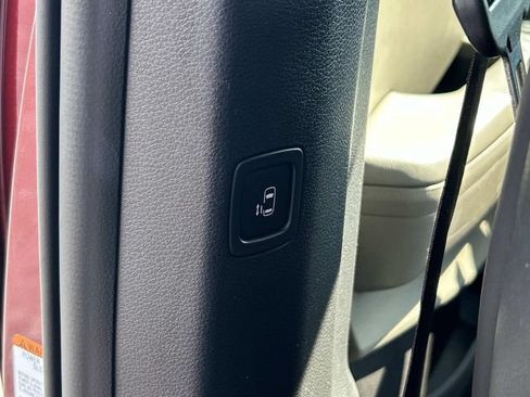 Used 2025 Kia Carnival FWD image 18
