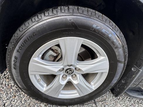 Used 2021 Toyota Highlander LE image 32