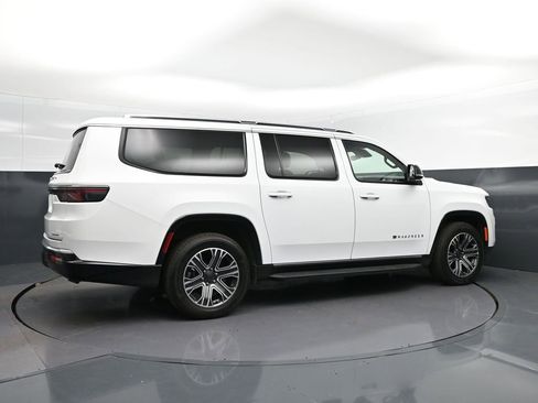 Used 2024 Jeep Wagoneer L Series II w/ Flexible Seating Group AWD/4WD image 8