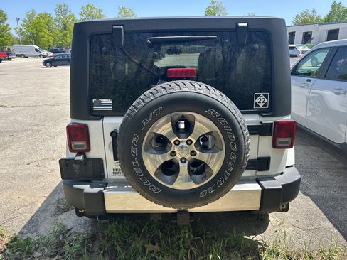 Used 2017 Jeep Wrangler Unlimited Sahara w/ Connectivity Group AWD/4WD image 4