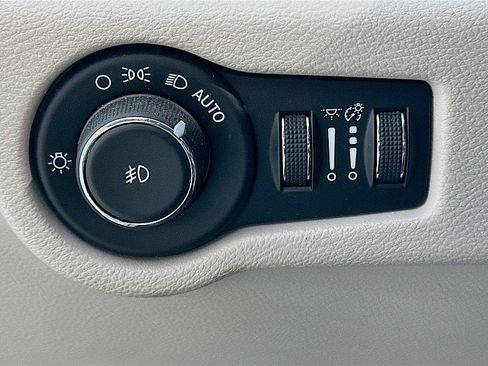 Used 2017 Chrysler Pacifica Touring-L FWD image 10