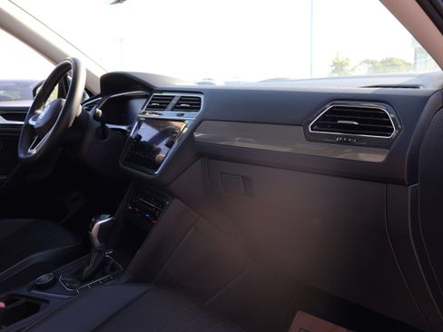 Used 2022 Volkswagen Tiguan SE w/ Panoramic Sunroof Package AWD/4WD image 9