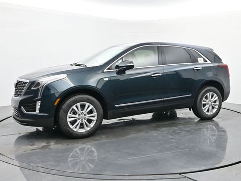 New 2026 Cadillac XT5 Luxury image 2