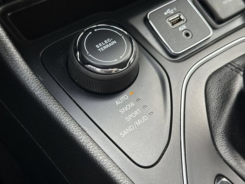 Used 2019 Jeep Cherokee Latitude Plus w/ Cold Weather Group AWD/4WD image 33