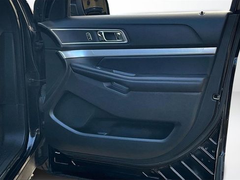 Used 2017 Ford Explorer XLT w/ XLT Technology Feature Bundle image 29