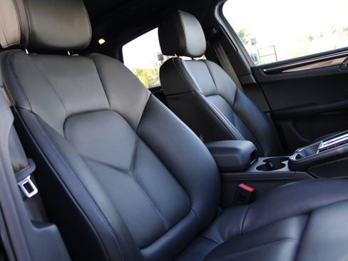 Certified 2025 Porsche Macan image 32